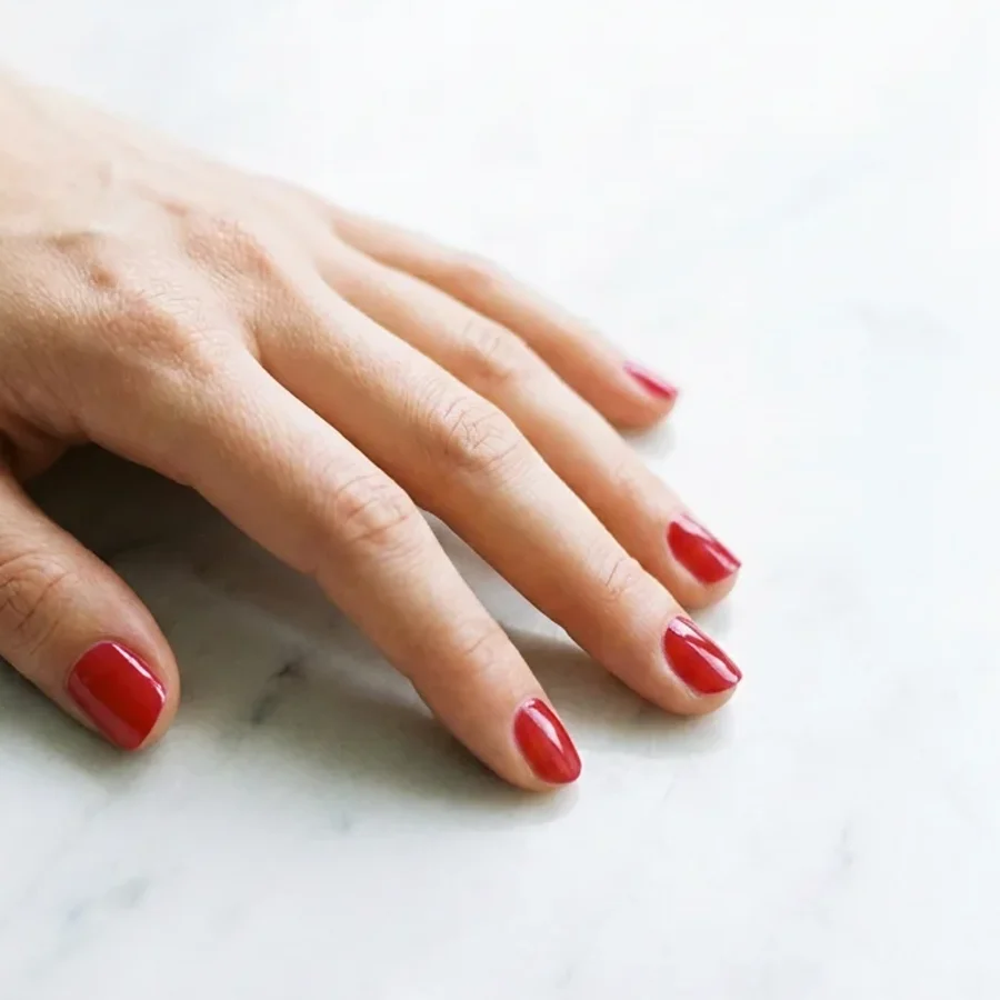 Mano con las uñas pintadas del color elegido